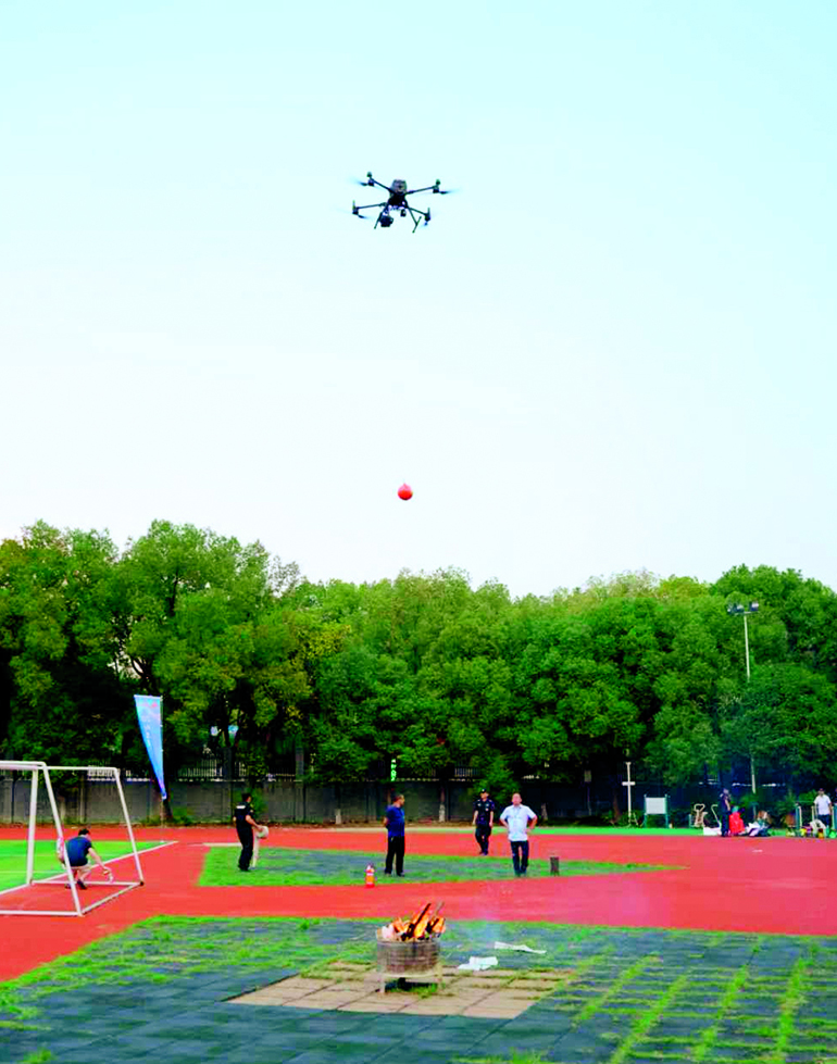 无人机灭火演练.jpg 无人机灭火演练.jpg