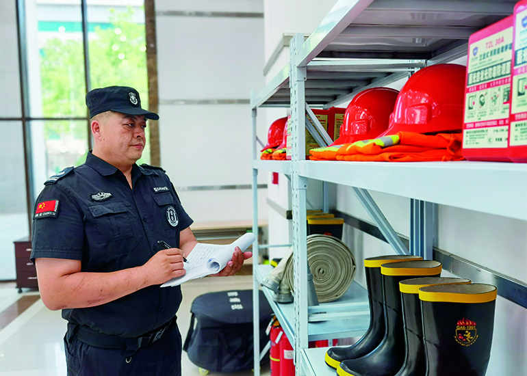 2 检查消防器材.jpg 2 检查消防器材.jpg