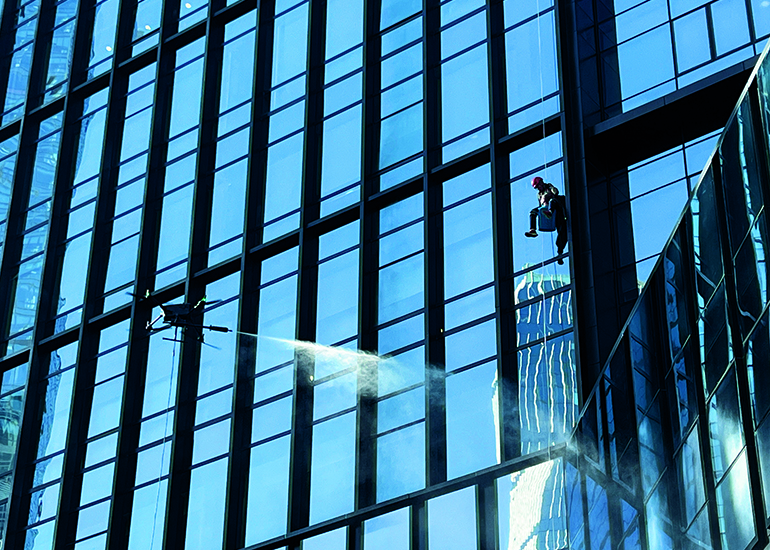 3 模拟无人机高空灭火.jpg 3 模拟无人机高空灭火.jpg