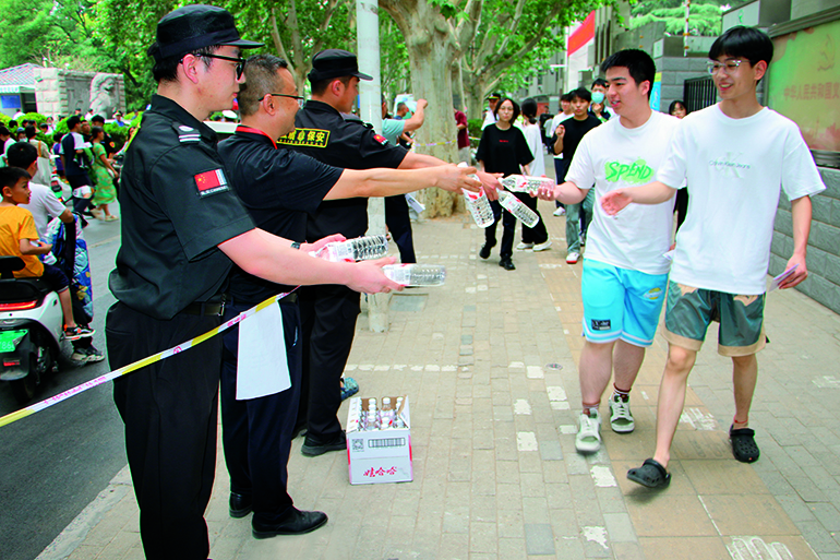 3高考送温暖.JPG 3高考送温暖.JPG