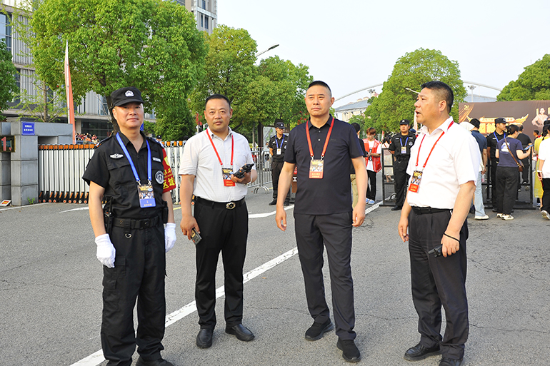 赵爱忠(右二)在大型活动安保现场.jpg 赵爱忠(右二)在大型活动安保现场.jpg